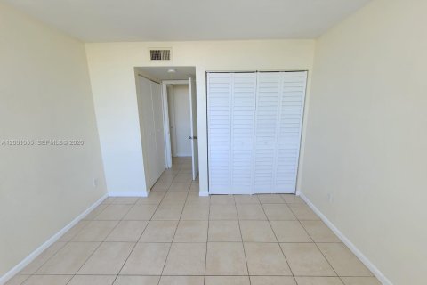 Condo in Miami, Florida, 2 bedrooms  № 2065308 - photo 12