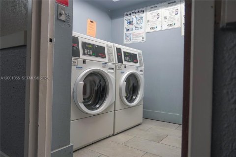 Condo in Miami, Florida, 2 bedrooms  № 2065308 - photo 16