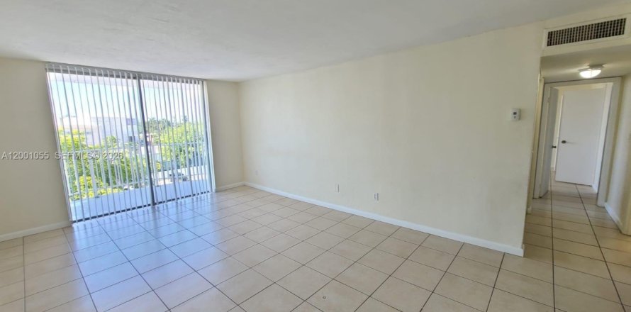 Condo in Miami, Florida, 2 bedrooms  № 2065308