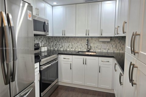 Condominio en venta en Pembroke Pines, Florida, 2 dormitorios, 86.68 m2 № 1956076 - foto 11