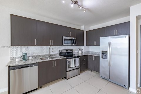 Appartement à louer à West Miami, Floride: 2 chambres, 90.12 m2 № 2175704 - photo 4
