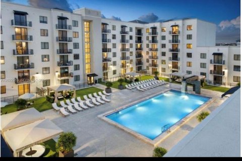 Appartement à louer à West Miami, Floride: 2 chambres, 90.12 m2 № 2175704 - photo 2