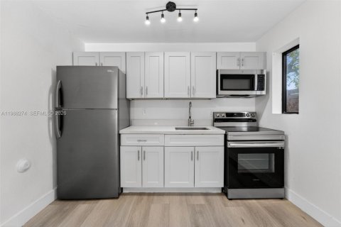 Apartamento en alquiler en Miami, Florida, 2 dormitorios № 2050752 - foto 13