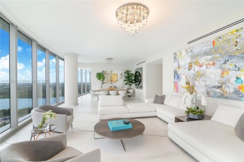 Condo in Sunny Isles Beach, Florida, 4 bedrooms  № 2021282 - photo 2