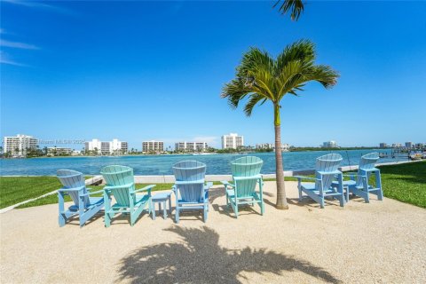 Condo in Tequesta, Florida, 3 bedrooms  № 1736035 - photo 15