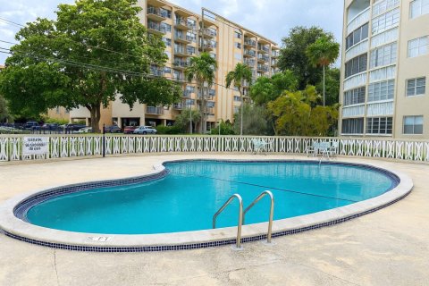 Condo in North Miami, Florida, 1 bedroom  № 1953221 - photo 12