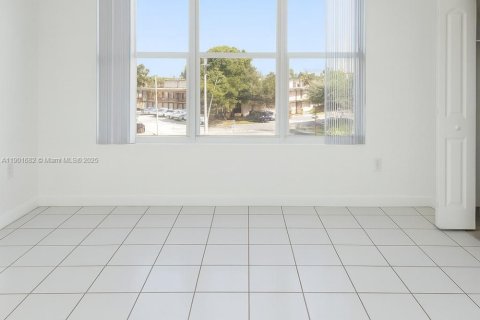 Condo in North Miami, Florida, 1 bedroom  № 1953221 - photo 10