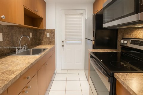 Condo in North Miami, Florida, 1 bedroom  № 1953221 - photo 5