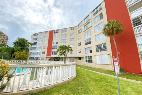 Condo in North Miami, Florida, 1 bedroom  № 1953221 - photo 1