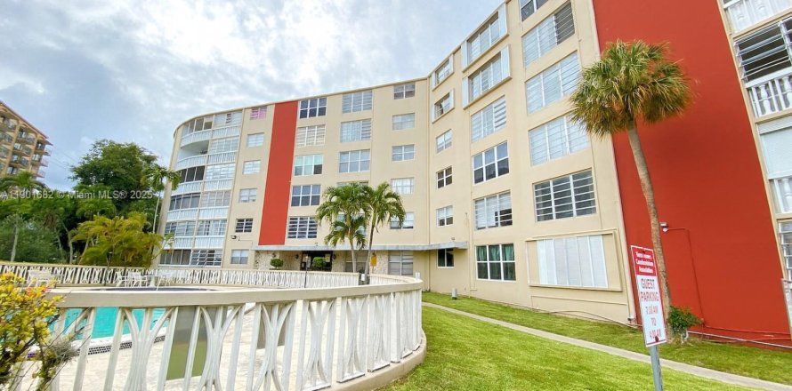 Condo in North Miami, Florida, 1 bedroom  № 1953221