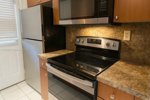 Condo in North Miami, Florida, 1 bedroom  № 1953221 - photo 6