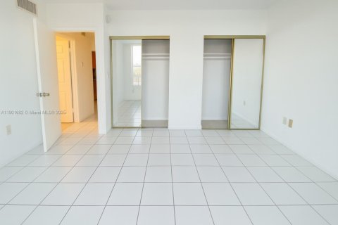 Condo in North Miami, Florida, 1 bedroom  № 1953221 - photo 11
