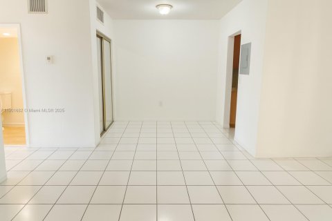 Condo in North Miami, Florida, 1 bedroom  № 1953221 - photo 4