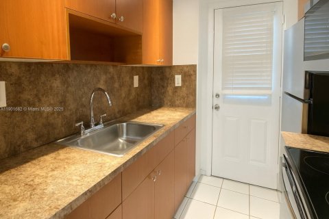 Condo in North Miami, Florida, 1 bedroom  № 1953221 - photo 7