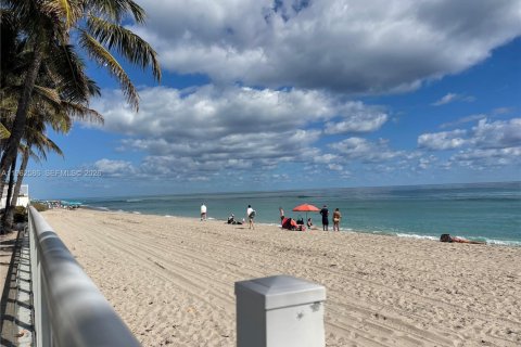 Condominio en alquiler en Hollywood, Florida, 1 dormitorio, 103.4 m2 № 2024084 - foto 30