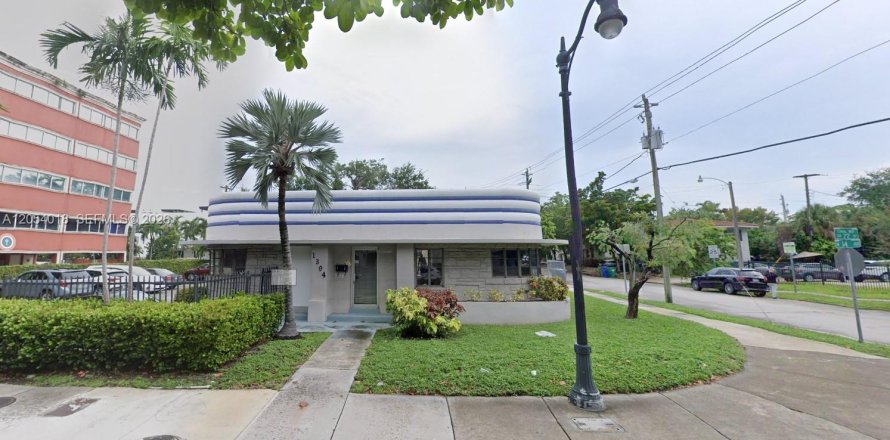 Commercial property in Miami, Florida № 2171477