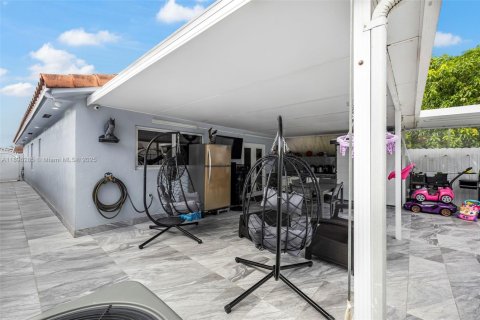 House in Hialeah, Florida 3 bedrooms, 120.59 sq.m. № 1948479 - photo 24