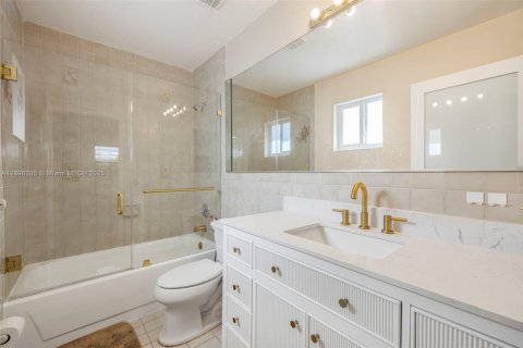 House in Hialeah, Florida 3 bedrooms, 120.59 sq.m. № 1948479 - photo 20