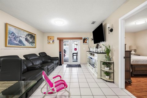 House in Hialeah, Florida 3 bedrooms, 120.59 sq.m. № 1948479 - photo 16