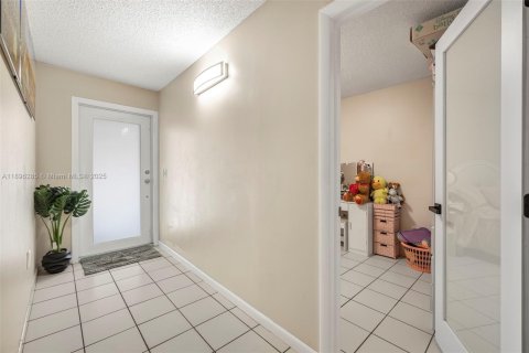 House in Hialeah, Florida 3 bedrooms, 120.59 sq.m. № 1948479 - photo 4