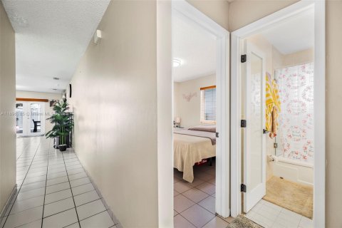 House in Hialeah, Florida 3 bedrooms, 120.59 sq.m. № 1948479 - photo 6