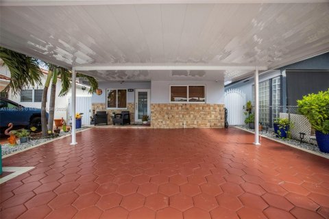 House in Hialeah, Florida 3 bedrooms, 120.59 sq.m. № 1948479 - photo 2