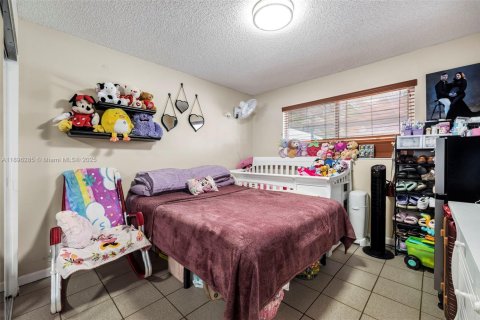 House in Hialeah, Florida 3 bedrooms, 120.59 sq.m. № 1948479 - photo 9