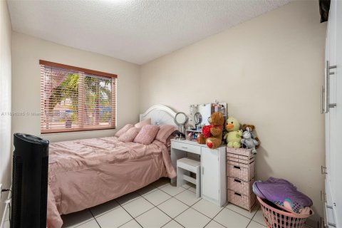 House in Hialeah, Florida 3 bedrooms, 120.59 sq.m. № 1948479 - photo 5
