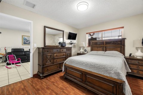 House in Hialeah, Florida 3 bedrooms, 120.59 sq.m. № 1948479 - photo 19