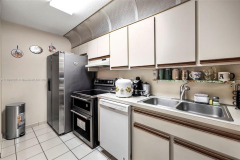 House in Hialeah, Florida 3 bedrooms, 120.59 sq.m. № 1948479 - photo 12