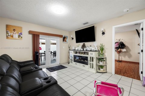 House in Hialeah, Florida 3 bedrooms, 120.59 sq.m. № 1948479 - photo 17