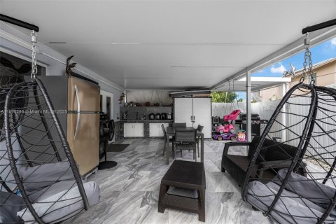 House in Hialeah, Florida 3 bedrooms, 120.59 sq.m. № 1948479 - photo 22