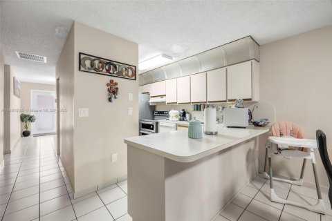 House in Hialeah, Florida 3 bedrooms, 120.59 sq.m. № 1948479 - photo 11