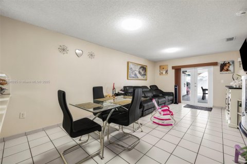 House in Hialeah, Florida 3 bedrooms, 120.59 sq.m. № 1948479 - photo 15