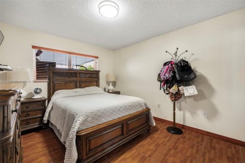 House in Hialeah, Florida 3 bedrooms, 120.59 sq.m. № 1948479 - photo 18