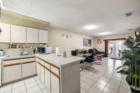 House in Hialeah, Florida 3 bedrooms, 120.59 sq.m. № 1948479 - photo 10