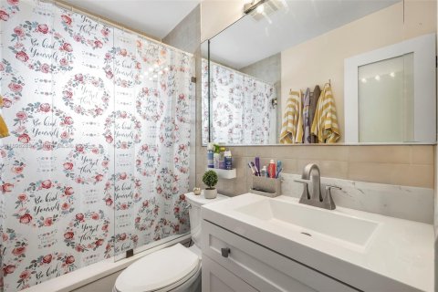 House in Hialeah, Florida 3 bedrooms, 120.59 sq.m. № 1948479 - photo 8