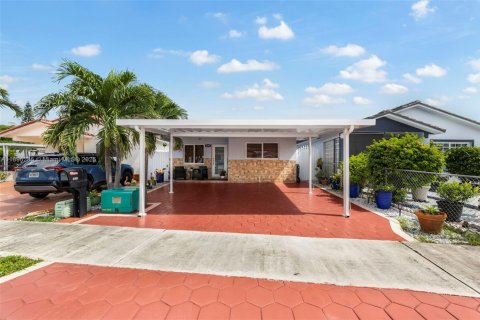 House in Hialeah, Florida 3 bedrooms, 120.59 sq.m. № 1948479 - photo 1