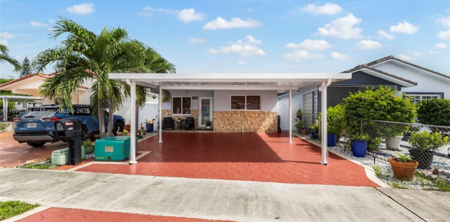 House in Hialeah, Florida 3 bedrooms, 120.59 sq.m. № 1948479
