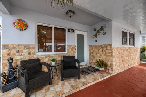 House in Hialeah, Florida 3 bedrooms, 120.59 sq.m. № 1948479 - photo 3