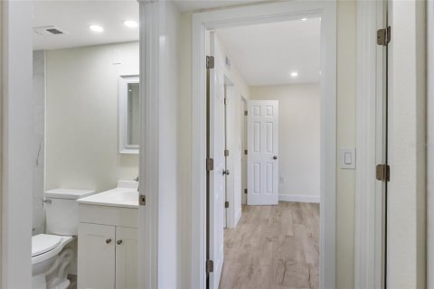 Condo in Sarasota, Florida, 2 bedrooms № 2200304 - photo 21