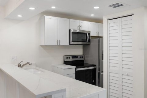 Condo in Sarasota, Florida, 2 bedrooms № 2200304 - photo 6