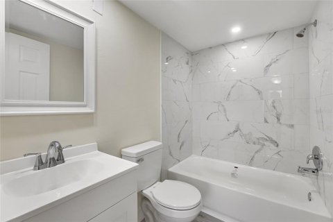 Condo in Sarasota, Florida, 2 bedrooms № 2200304 - photo 22