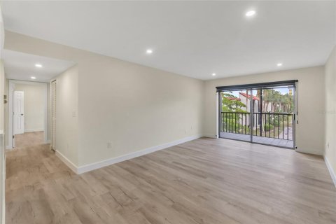 Condo in Sarasota, Florida, 2 bedrooms № 2200304 - photo 9