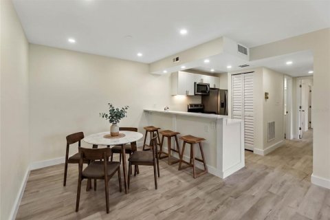 Condo in Sarasota, Florida, 2 bedrooms № 2200304 - photo 2