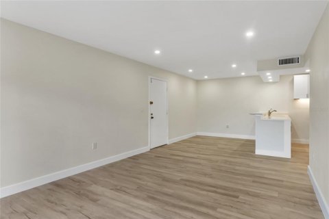 Condo in Sarasota, Florida, 2 bedrooms № 2200304 - photo 11
