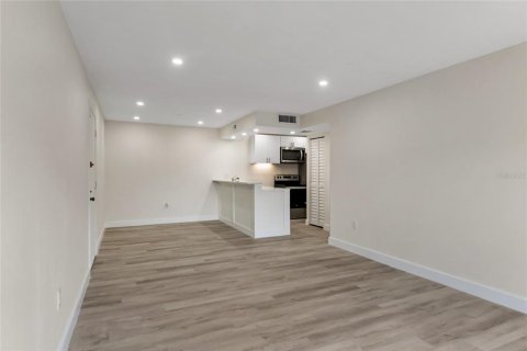 Condo in Sarasota, Florida, 2 bedrooms № 2200304 - photo 8