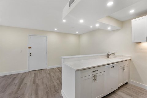 Condo in Sarasota, Florida, 2 bedrooms № 2200304 - photo 5