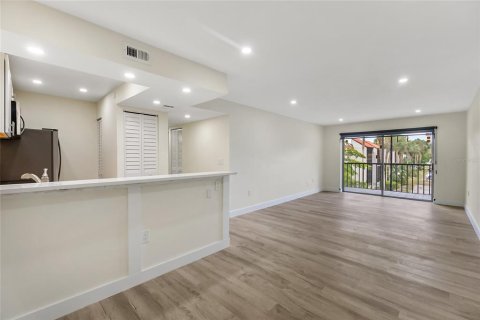 Condo in Sarasota, Florida, 2 bedrooms № 2200304 - photo 4