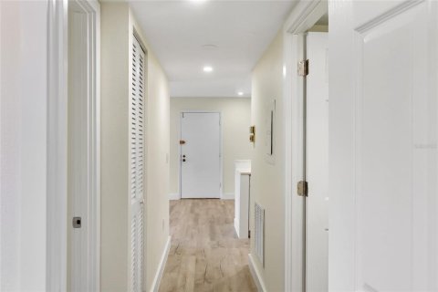 Condo in Sarasota, Florida, 2 bedrooms № 2200304 - photo 12